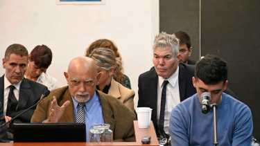 El defensor Carlos Vila durante su alegato de apertura, detrás Fernando Burlando y parte de su equipo. (Florencia Salto)