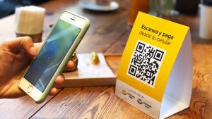 El Banco Central lanzó una medida vinculada a los pagos con QR que golpea a MercadoPago