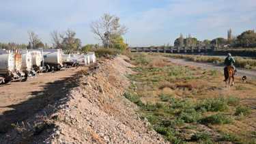 Hay tanques arrumbados que esperan reparación y a solo 15 metros del canal principal de riego. (Foto: Florencia Salto)