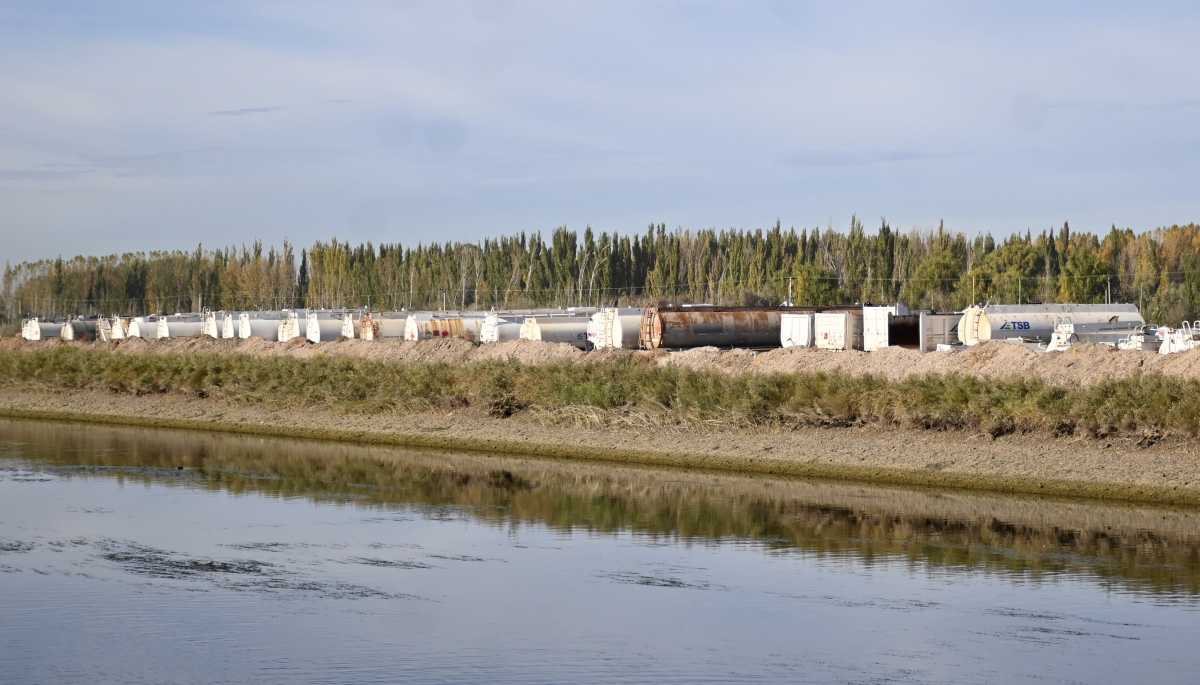 Una vista del parque industrial ubicado a metros del canal de riego, lleno de cisternas de una empresa que presta servicios petroleros. (Foto Florencia Salto)