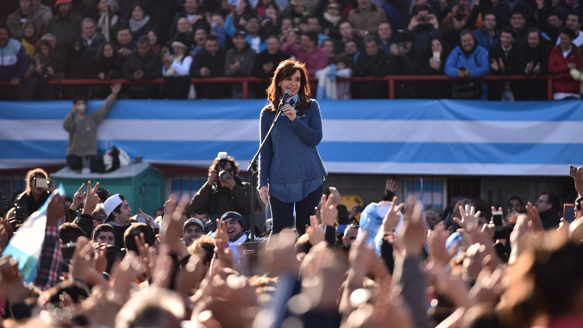 A menos de un mes del cierre de listas, Cristina Kirchner encabeza un acto en Plaza de Mayo. 