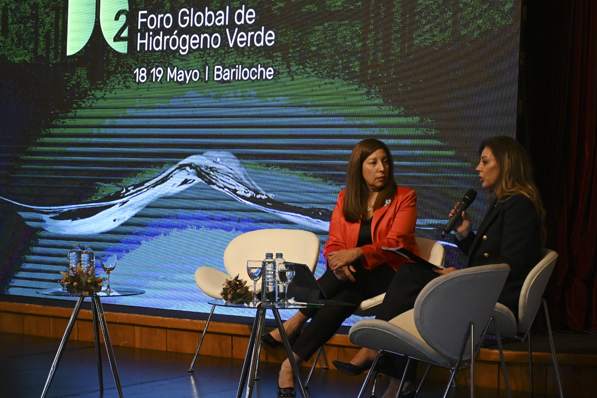 La gobernadora Arabela Carreras y la secretaria de Energía Flavia Royón en el Foro Global de Hidrógeno Verde en Bariloche. Foto: Chino Leiva
