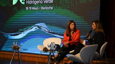 La gobernadora Arabela Carreras y la secretaria de Energía Flavia Royón en el Foro Global de Hidrógeno Verde en Bariloche. Foto: Chino Leiva