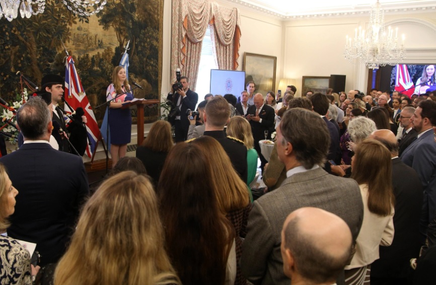 La coronación del rey Carlos III también se celebró en la Residencia de la Embajada del Reino Unido en Buenos Aires. Foto NA.