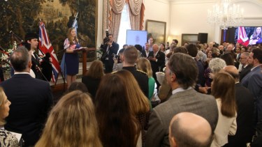 La coronación del rey Carlos III también se celebró en la Residencia de la Embajada del Reino Unido en Buenos Aires. Foto NA.