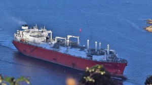 Llegó el buque regasificador a Bahía Blanca y ya inyecta gas importado a toda máquina