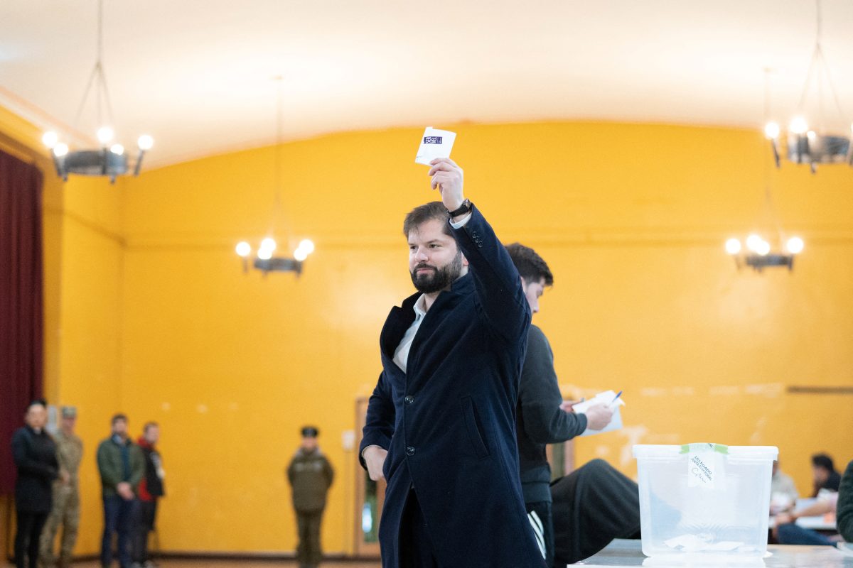 Gabriel Boric votó por el Consejo Constituyente en su pueblo natal, donde protagonizó el increíble accidente. Foto: Reuters.-