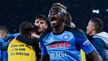 El nigeriano Victor Osimhen anotó el tanto de la igualdad que le da el título al Napoli.