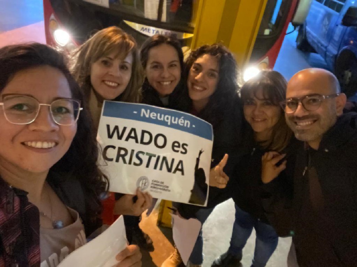 La diputada Lorena Parrilli junto a otros militantes, con el cartel "Wado es Cristina". (Twitter).-