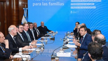 "Presentamos un conjunto de medidas junto a representantes de entidades bancarias, para llevar alivio a las familias argentinas y garantizarles un mayor acceso al crédito. De esa forma, se sostiene e impulsa el consumo interno y se aumenta la inversión en todo el país", expresó Massa. (Twitter).-
