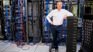 Pionero de la IA renuncia a Google y advierte sobre los peligros que implica para la humanidad