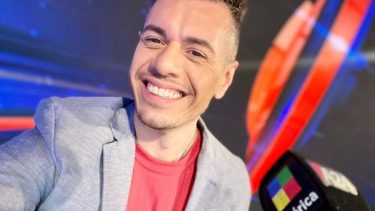 Héctor Rossi es el histórico locutor de "Intrusos", junto a Flor de la V por América.-