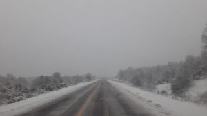 Hay nieve en la Ruta 40 entre Bariloche y El Bolsón y en Siete Lagos