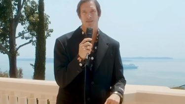 Iván De Pineda será el conductor de "La Vacanza", el nuevo desfile de Donatella Versace.-