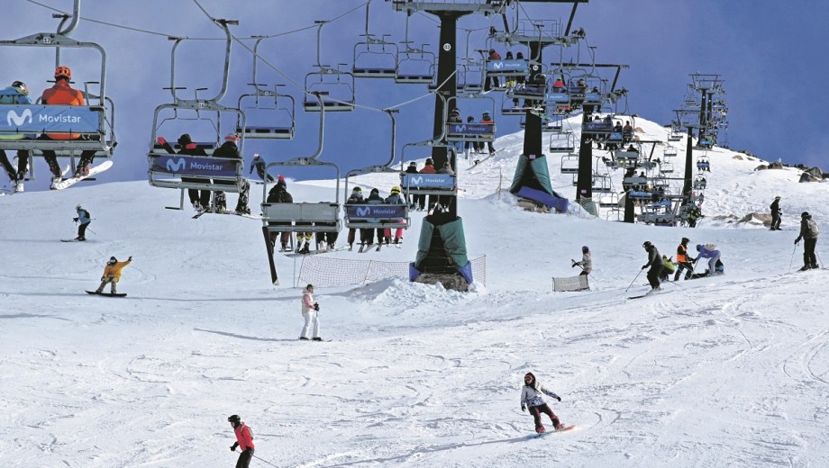 En Bariloche los residentes pueden acceder a un pase de esquí de temporada adquirido previamente. Archivo