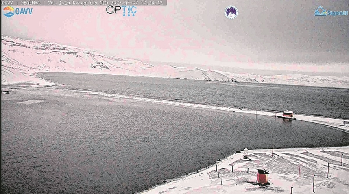 Una de las fotos que distribuyó la OPTIC del paisaje antártico en la isla Decepción.