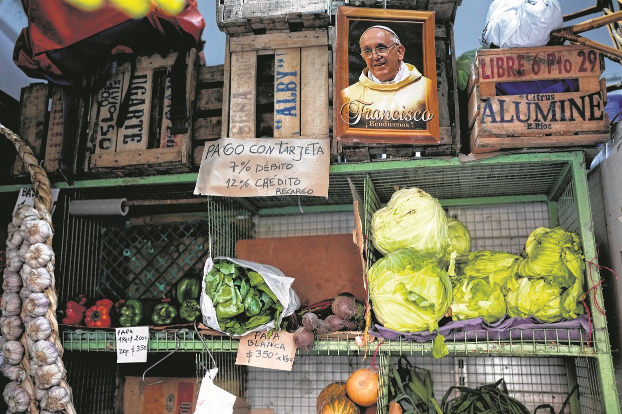 Una imagen del Papa Francisco decora los estantes de una verdulería en Buenos Aires. Los aslimentos tuvieron fuerte incidencia en la inflación de abril (AP Photo/Natacha Pisarenko)