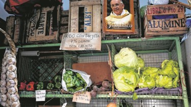  Una imagen del Papa Francisco decora los estantes de una verdulería en Buenos Aires. Los aslimentos tuvieron fuerte incidencia en la inflación de abril (AP Photo/Natacha Pisarenko)