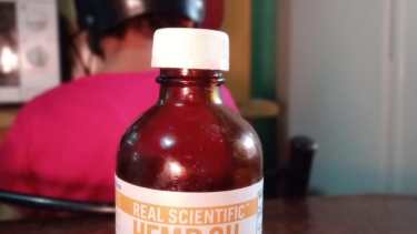 El uso de cannabis redujo notablemente las convulsiones de Jasmin quien utiliza un casco para evitar golpes en su cabeza. Foto: Gentileza. 