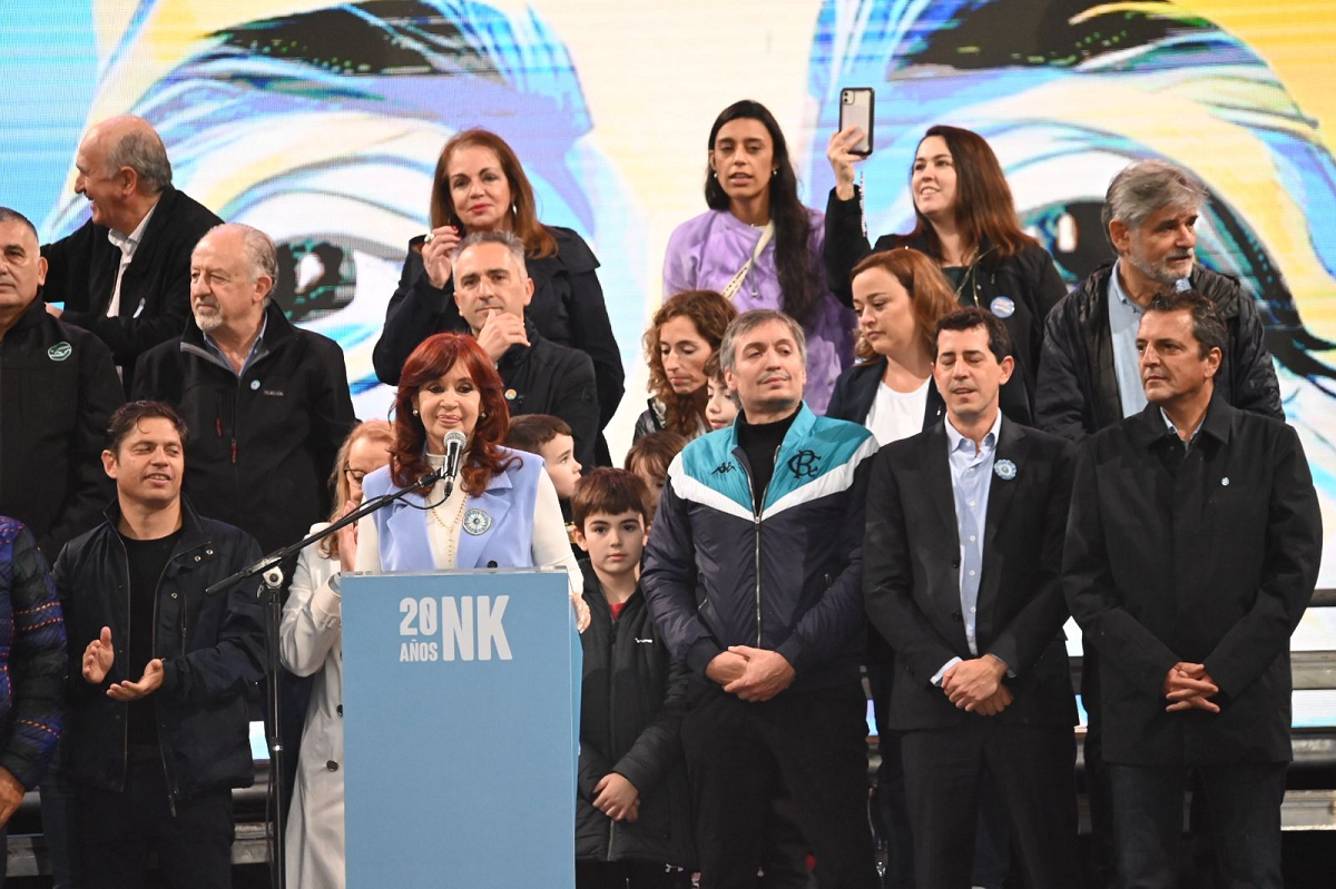 Cristina Kirchner encabeza un acto en Plaza de Mayo. 