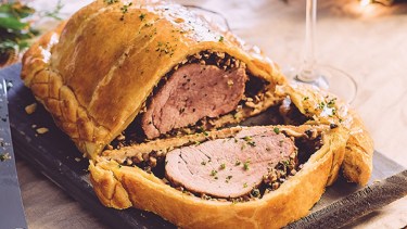 El lomo Wellington se acompaña con mostaza y paté, entre otros ingredientes.-