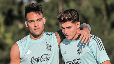 Lautaro Martínez y Julián Álvarez, los dos delanteros de la Selección Argentina que pelean por otro título internacional. Foto Archivo.