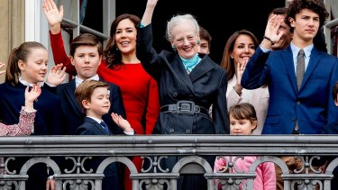 Margarita II de Dinamarca (en el medio) dejó sin título a sus nietos, hijos del príncipe Joaquín.-