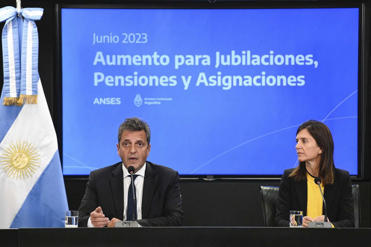 El ministro de Economía, Sergio Massa, y la titular de Anses, Fernanda Raverta, durante el anuncio de esta tarde. 