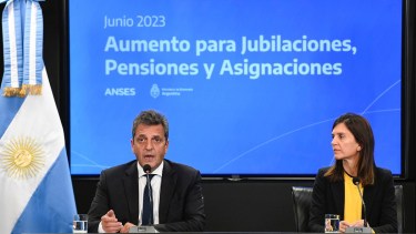 El ministro de Economía, Sergio Massa, y la titular de Anses, Fernanda Raverta, durante el anuncio de esta tarde. 