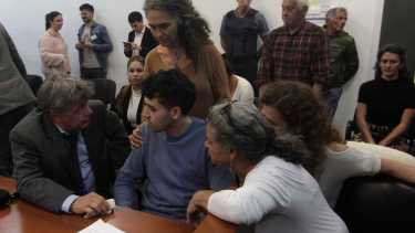 Ramiro Gutiérrez junto a su entorno y el defensor Martín Segovia tras conocer el veredicto en Cipolletti (Florencia Salto) 