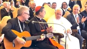 Video: el emotivo momento en que Gieco cantó «Sólo le pido a Dios» ante el papa