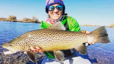 «¡Terrible truchón, Pato!» el pique soñado de la pescadora del Limay Medio