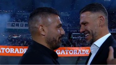Demichelis se saluda con su amigo Galdolfi antes de comenzar el partido en el estadio Mario A. Kempes, de Córdoba.