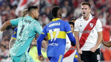 Palavecino desató la bronca de los jugadores de Boca al festejar el gol de River.