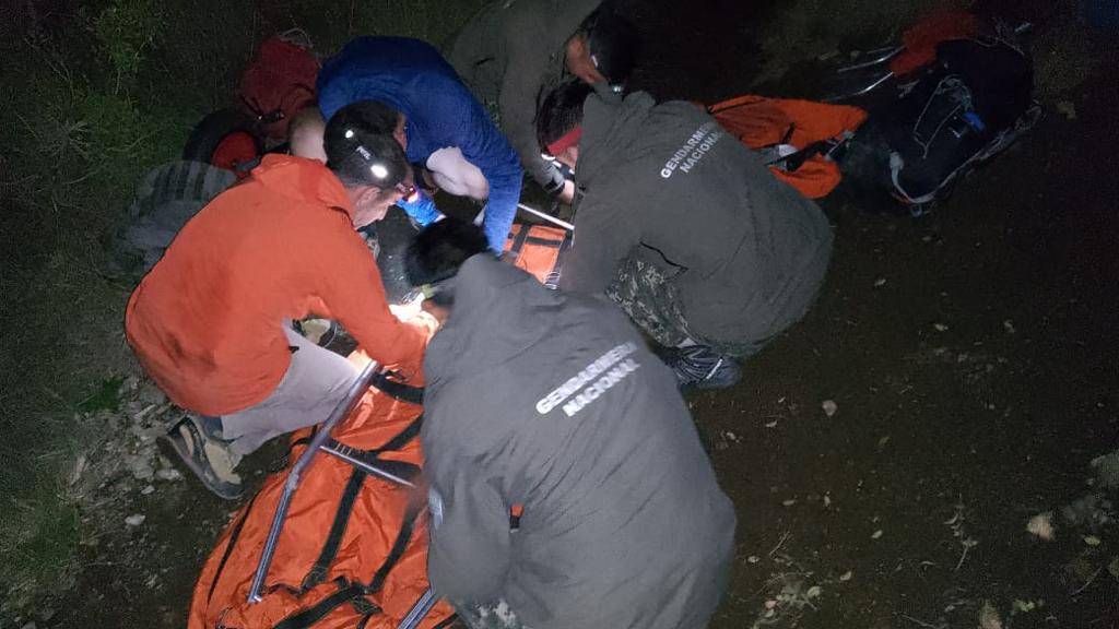 Gendarmes y rescatistas de Club Andino y Parques evacuaron a un hombre lesionado en la montaña. Gentileza