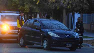 El Peugeot 207 fue abandonado en Kennedy y Gelonch. Los dos sujetos fueron detenidos a las pocas cuadras. foto: Andrés Maripe. 