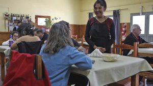 Tres bodegones en Roca: Caminito, Avenida y El Círculo, la nostalgia por la sencillez y lo popular