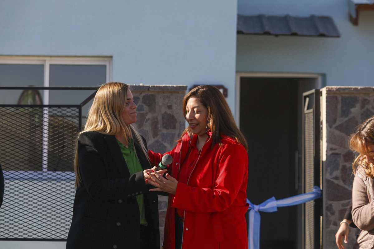 La intendenta peronista, María Emilia Soria, y la gobernadora Arabela Carreras (Juntos Somos Río Negro) entregaron viviendas en el barrio Mosconi de Roca. (Foto: Juan Thomes)