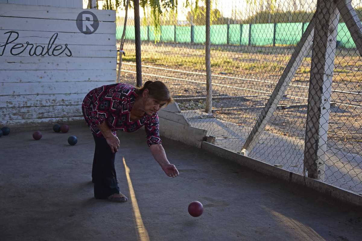 Conocé a “La abuela” que se luce y se divierte jugando a las bochas en