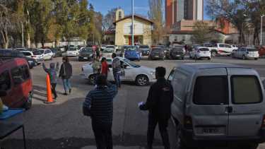 Visitantes de paso por Roca: desde la Línea Sur al Valle por un turno médico