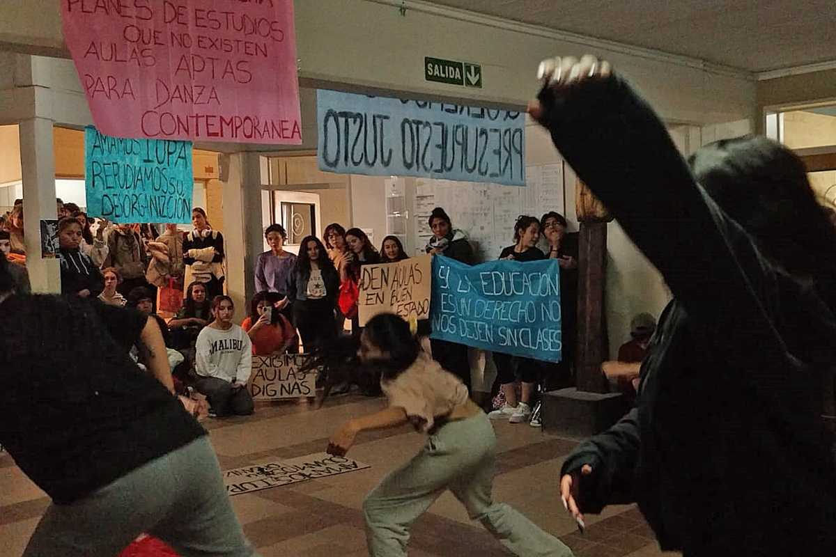 Estudiantes de Intérprete de Contemporáneo intervinieron el hall del IUPA con danza y sus reclamos. Foto: gentileza
