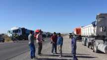 Imagen de Camioneros realizan una retención de servicios a YPF y protestan en la Ruta 6, en Roca