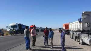 Camioneros realizan una retención de servicios a YPF y protestan en la Ruta 6, en Roca