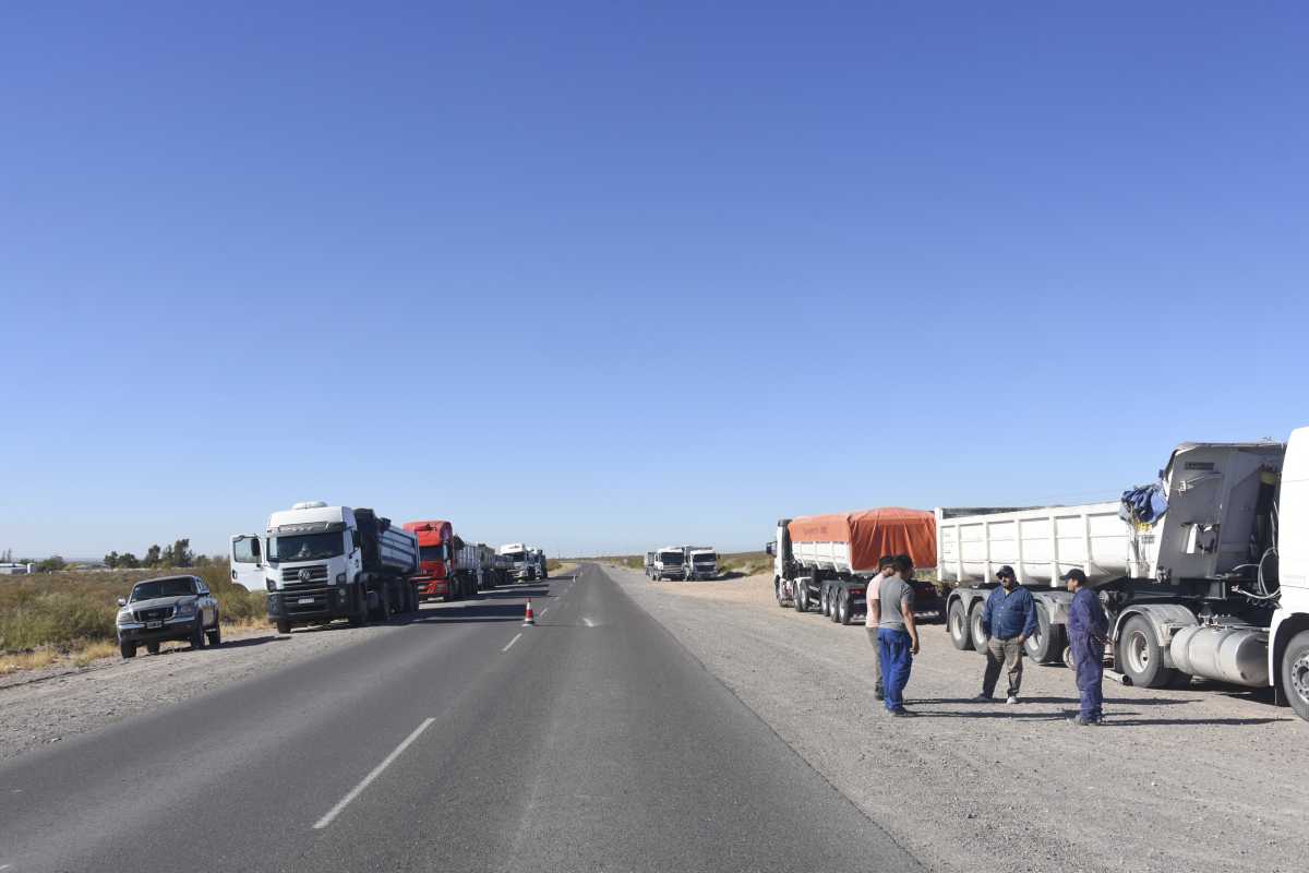 Unos 13 camiones están sobre la Ruta 6, a la altura de Paso Córdoba. Foto Juan Thomes