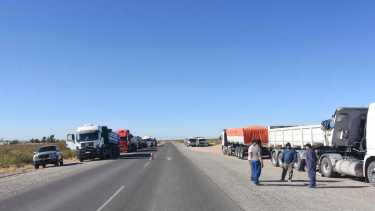  Unos 13 camiones están sobre la Ruta 6, a la altura de Paso Córdoba. Foto Juan Thomes