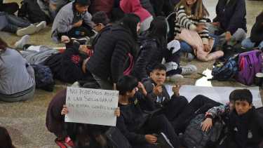 Los chicos realizaron el reclamo hace una semana atrás. Desde Educación aseguran que son hechos de "vandalismo". foto: Juan Thomes.