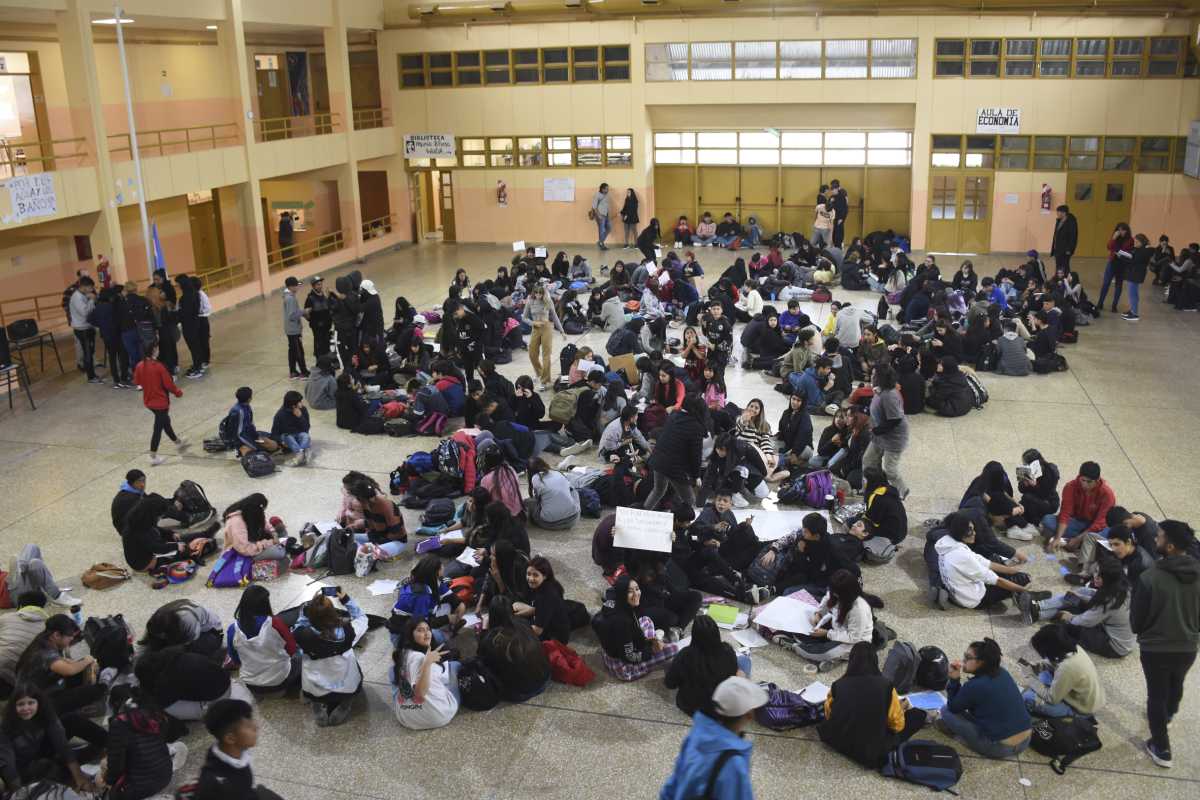 Sentada en una escuela céntrica de Roca: el agua sale con «caca de ...