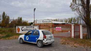 Personal del municipio se hizo presente en el predio de la Sidrera Tunuyán. Foto Juan Thomes