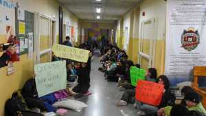 Protesta de estudiantes por falta de espacio y calefacción en un secundario de Roca