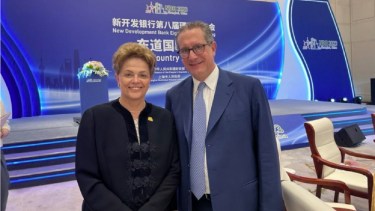 El presidente del Banco Central argentino, Miguel Pesce,  con Dilma Rousseff, titular del banco de los Brics. 